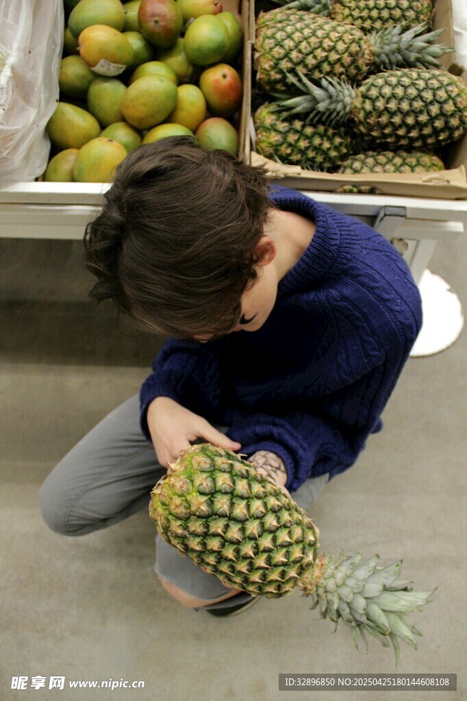 小孩挑选菠萝