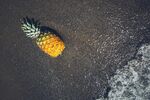 沙滩上的菠萝