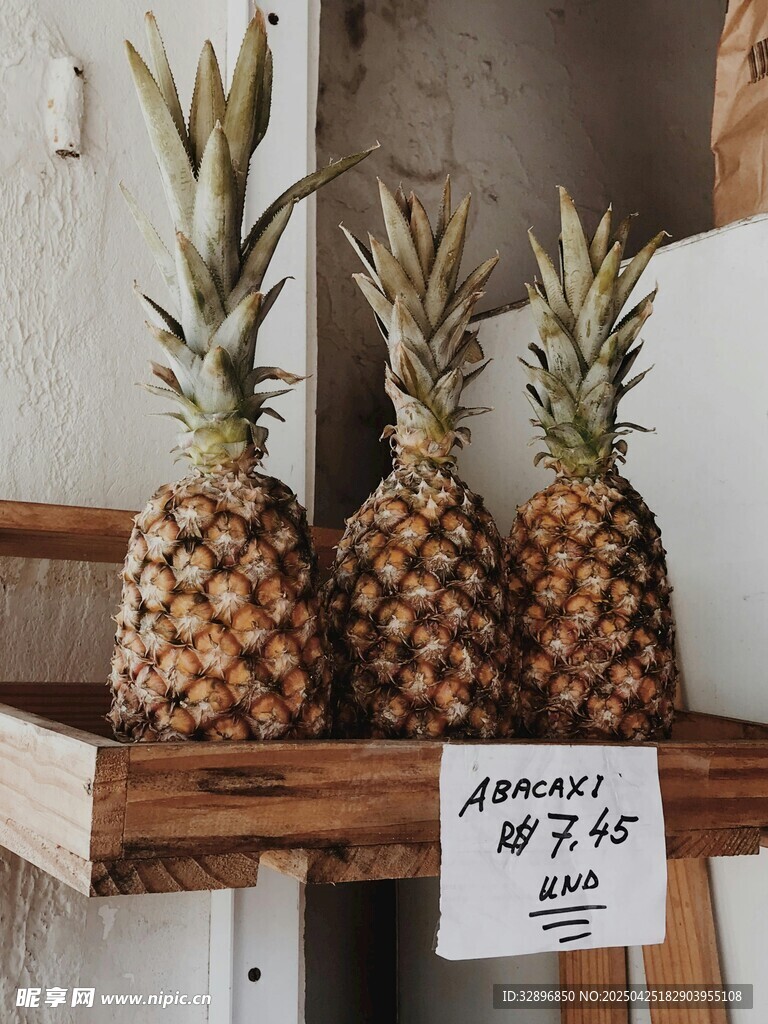 新鲜菠萝待售 价格实惠