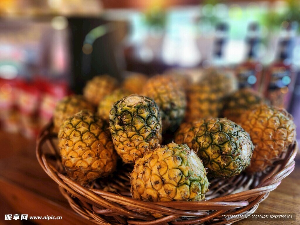 篮子里的新鲜小菠萝