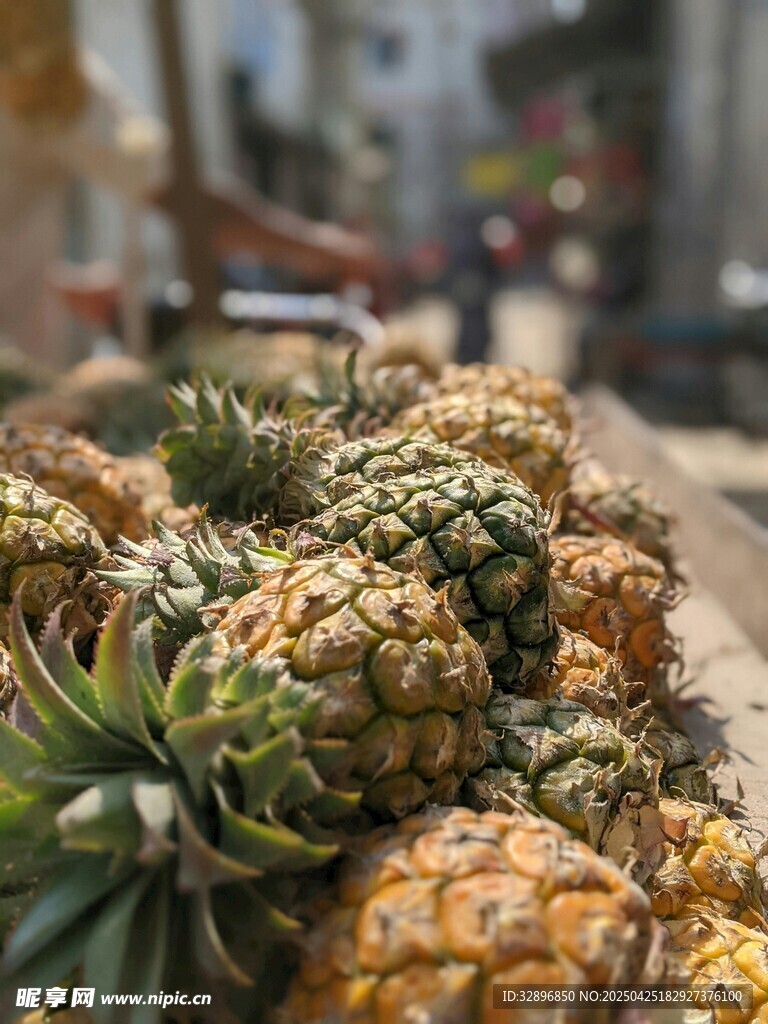 新鲜菠萝堆放在一起