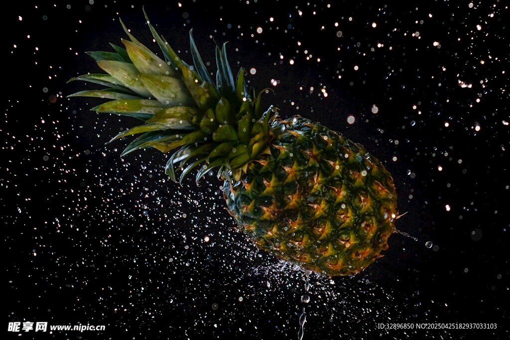 飞溅水珠中的新鲜菠萝