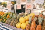 新鲜多样水果摊位展示