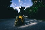 道路上的新鲜菠萝
