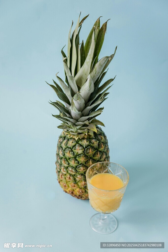 菠萝与鲜榨菠萝汁饮品