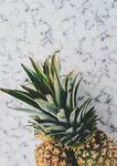 大理石上的新鲜菠萝