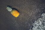 沙滩上的菠萝