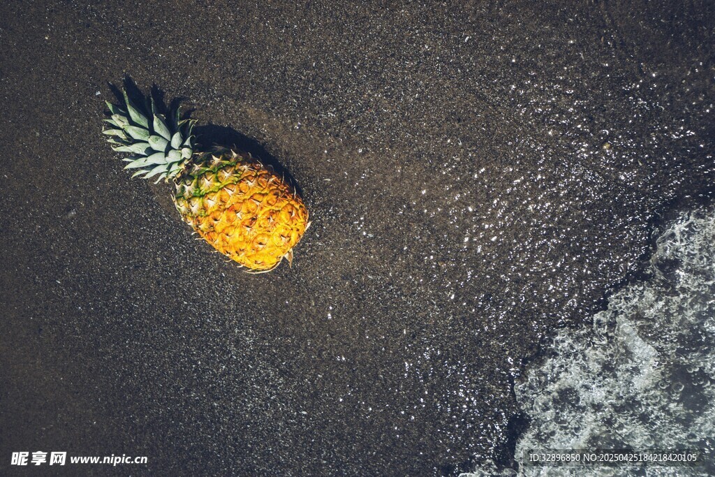沙滩上的菠萝