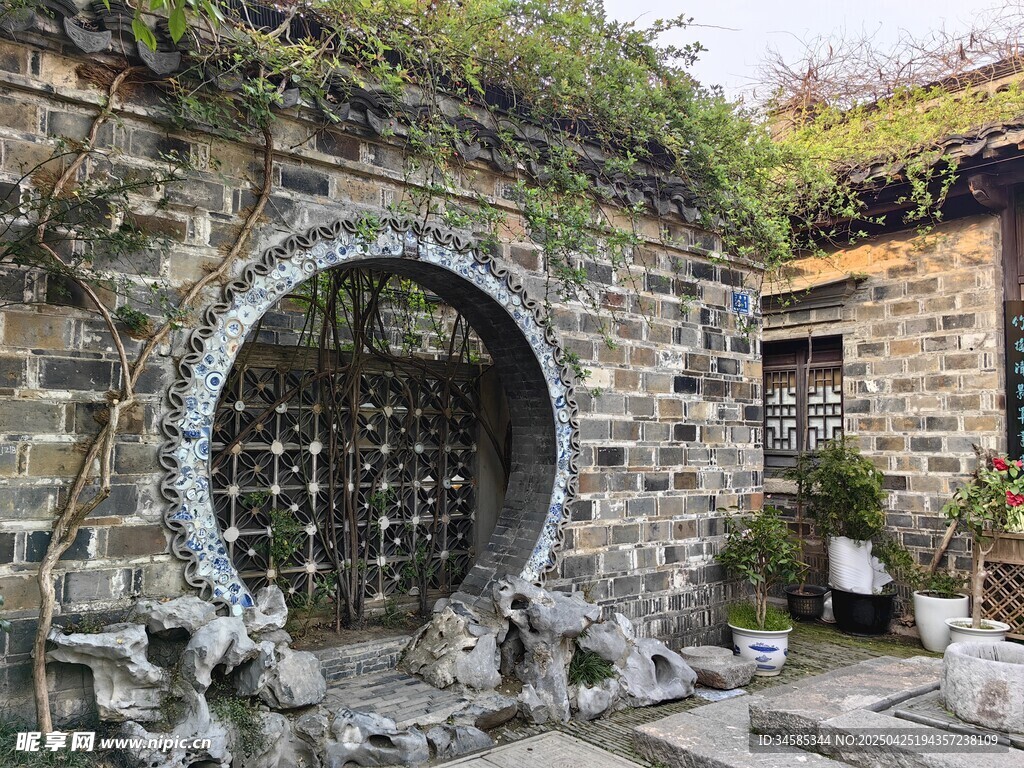中式石拱门庭院景致