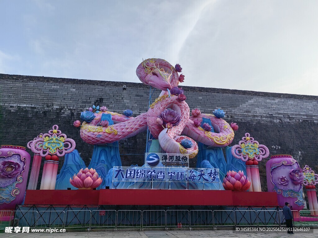 精美多彩神话主题雕塑