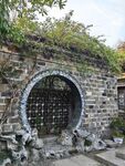 石砌圆门古朴景致