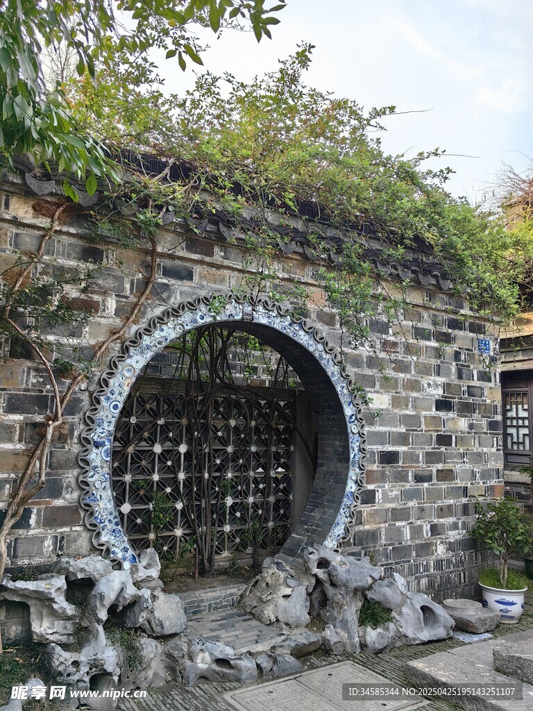 石砌圆门古朴景致
