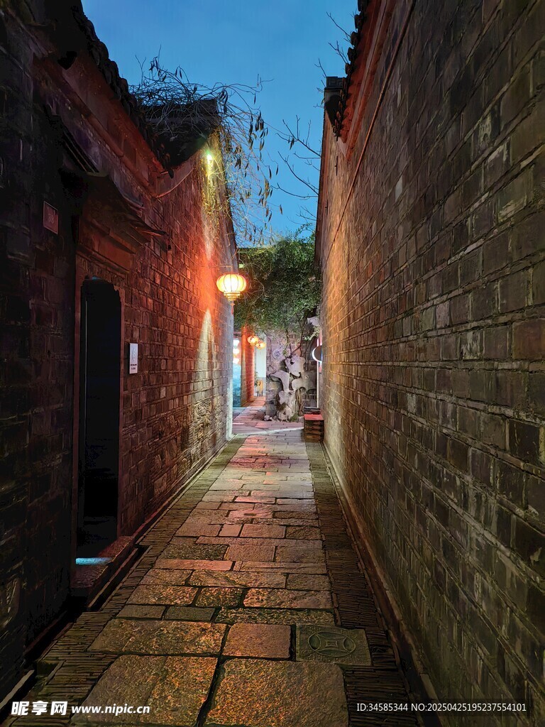 古巷夜色 静谧的石板小路