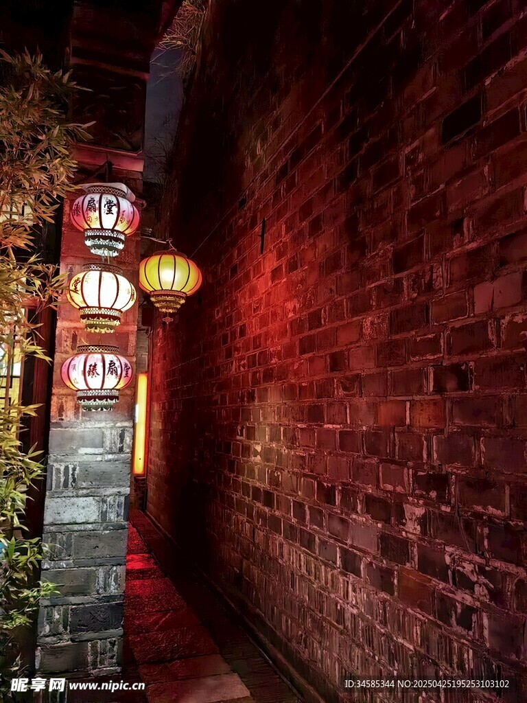 古巷中的复古招牌与灯笼