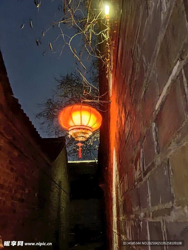 古巷夜中一盏红灯笼
