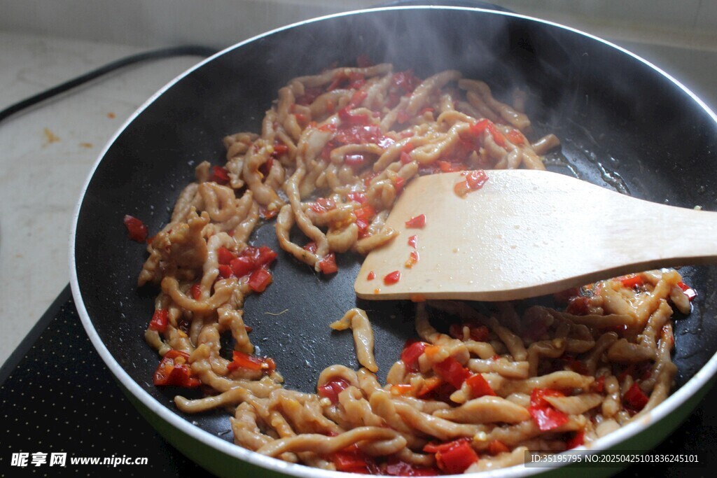 锅中炒制美味菌菇辣椒