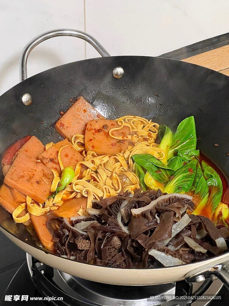 美味食材锅中翻炒