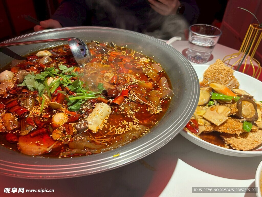美味麻辣香锅搭配小吃