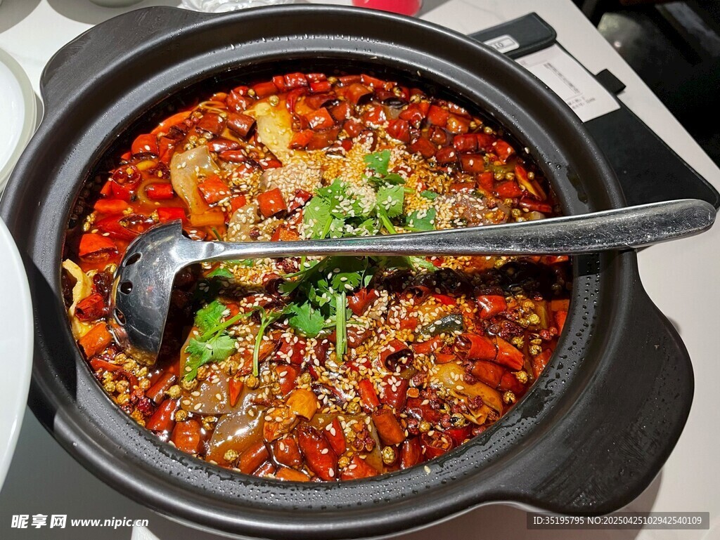 香辣诱人的美味砂锅菜