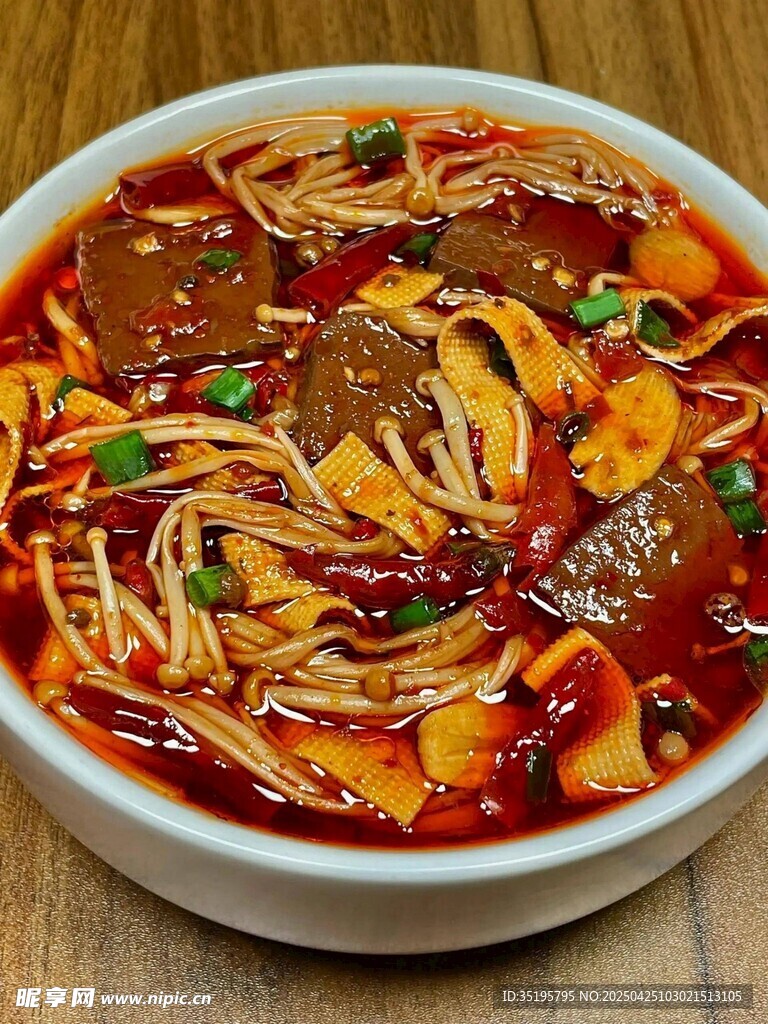 香辣诱人的红油牛肉面