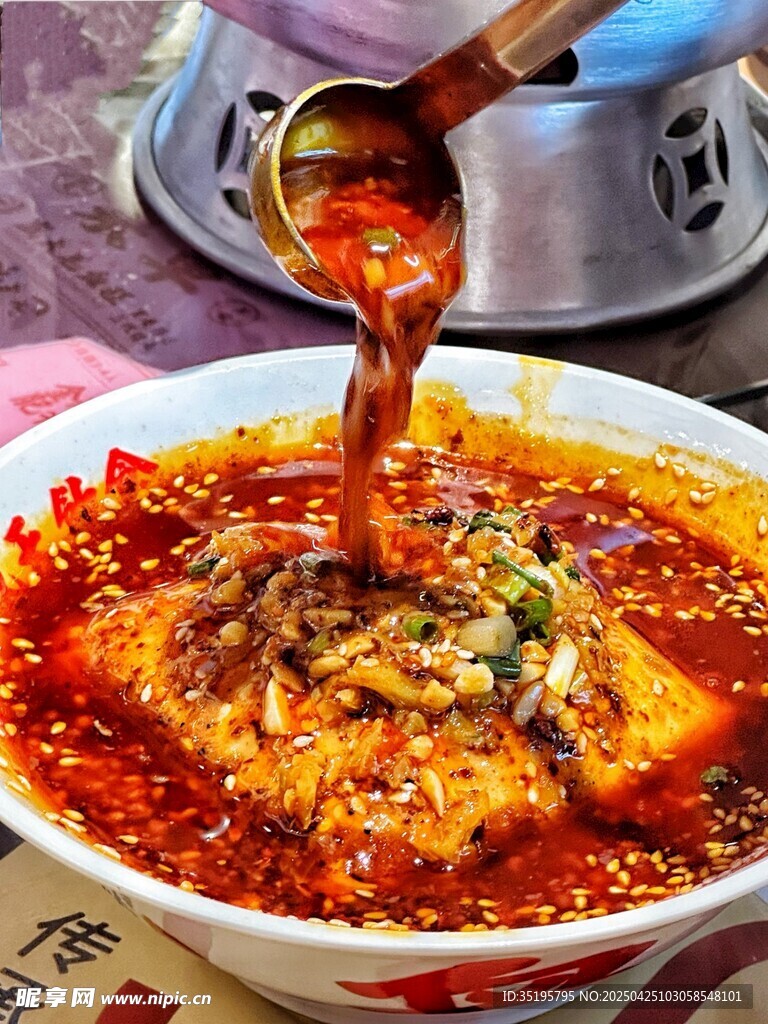 红油浇淋的美味豆腐脑
