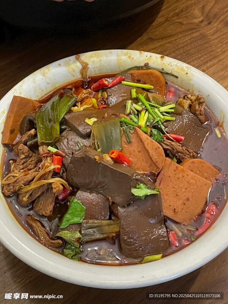 美味鸭血杂烩汤