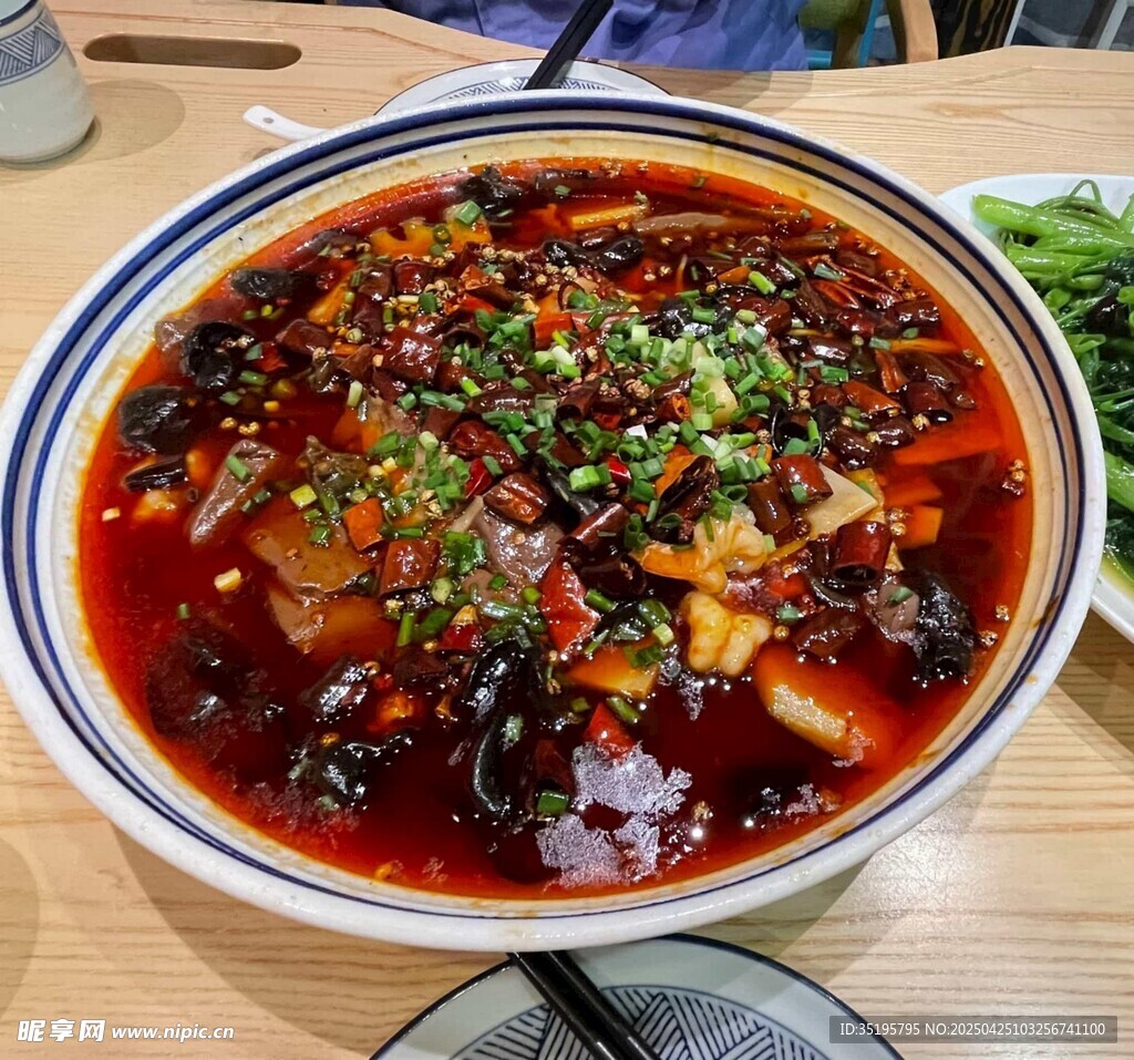 麻辣鲜香的毛血旺美食