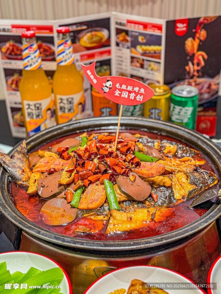 热闹火锅美食场景展示