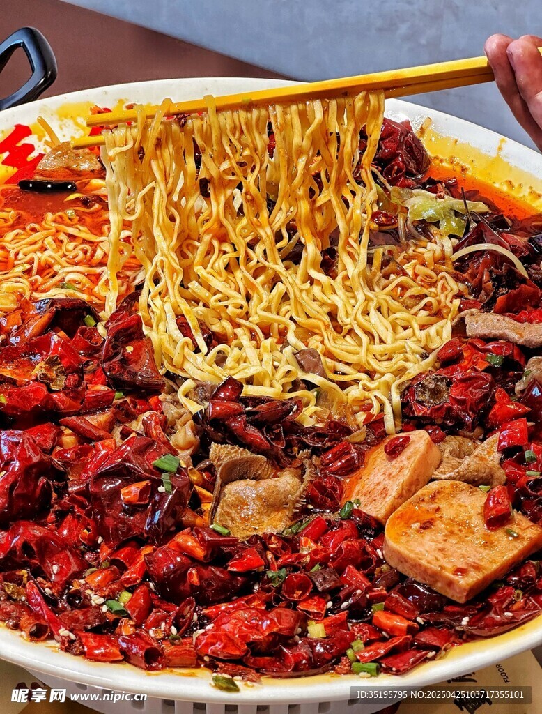 麻辣鲜香的诱人重庆小面