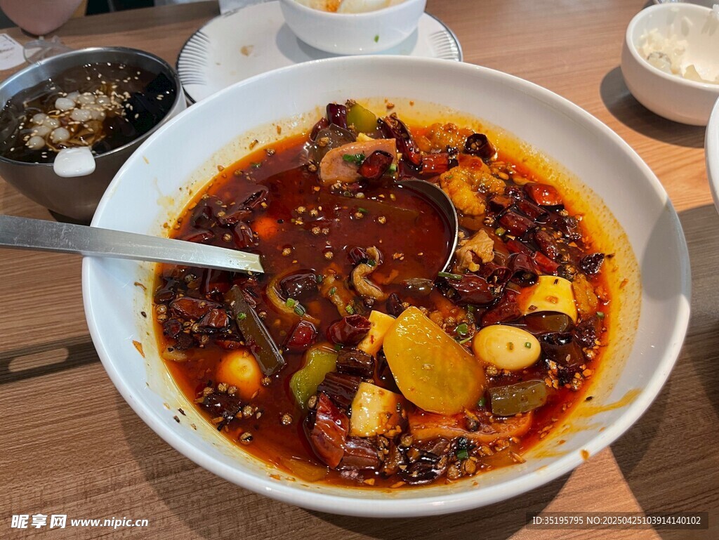 美味麻辣水煮鱼诱人上桌