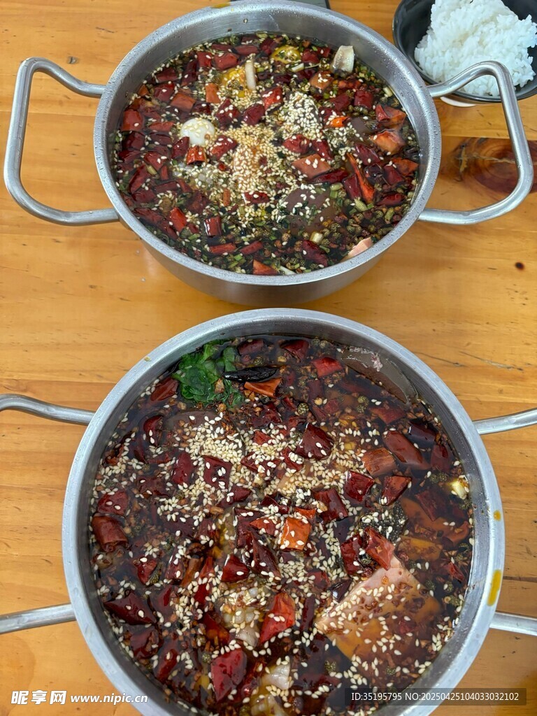 两锅美味佳肴待品尝