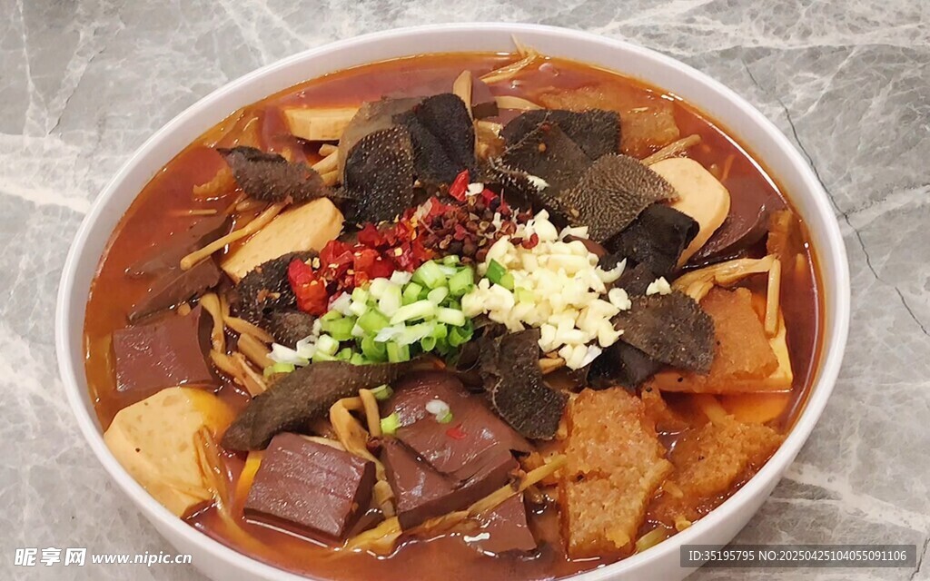 美味毛血旺大盆食材丰富