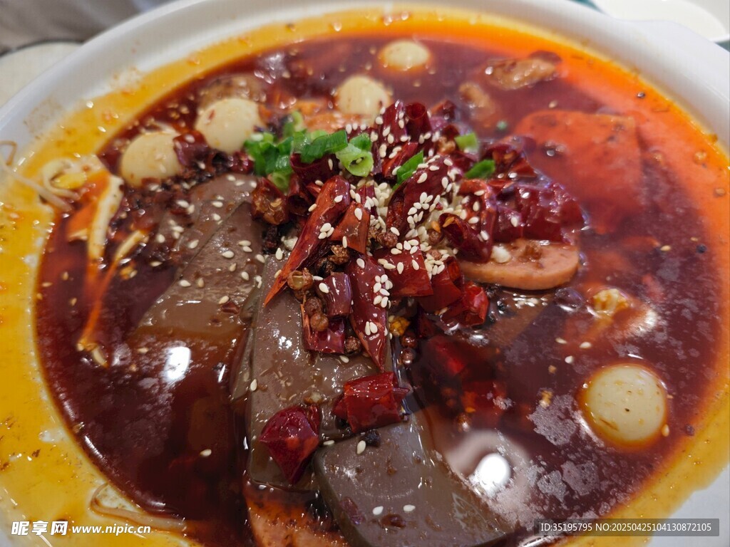 香辣诱人的毛血旺美食