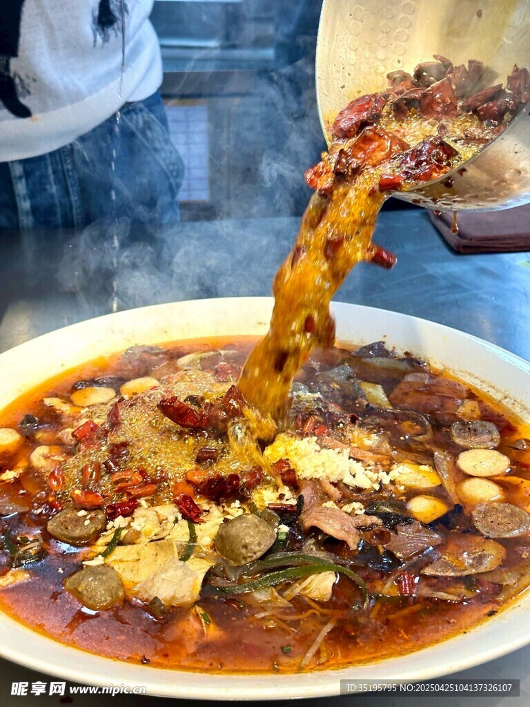 鲜香毛血旺正被夹起