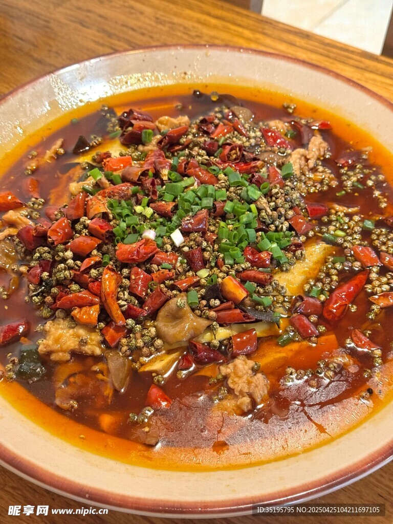 香辣诱人的特色水煮菜肴
