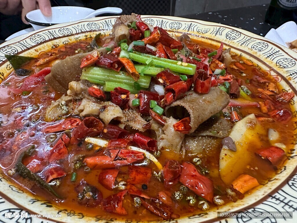 香辣过瘾的毛血旺美食