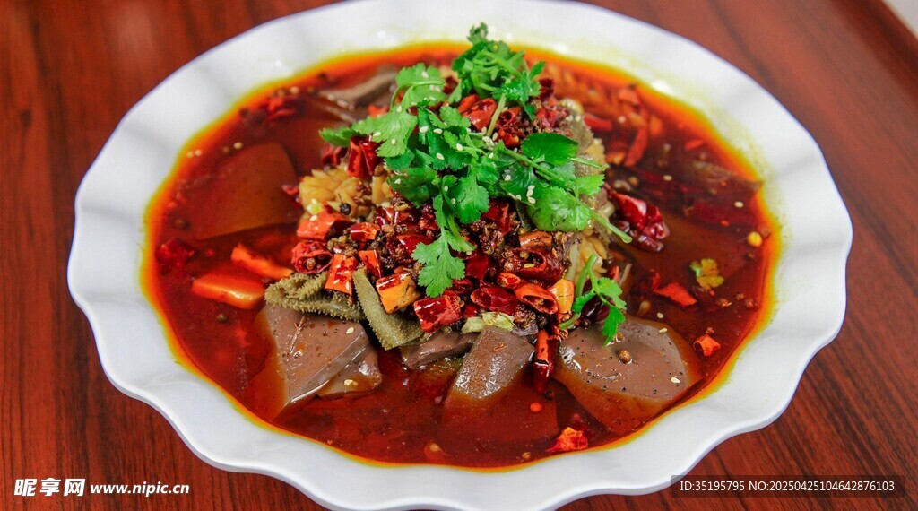 香辣鸭血美食诱人呈现