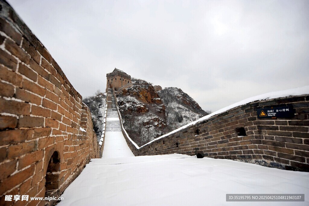 雪覆长城古老壮丽景致
