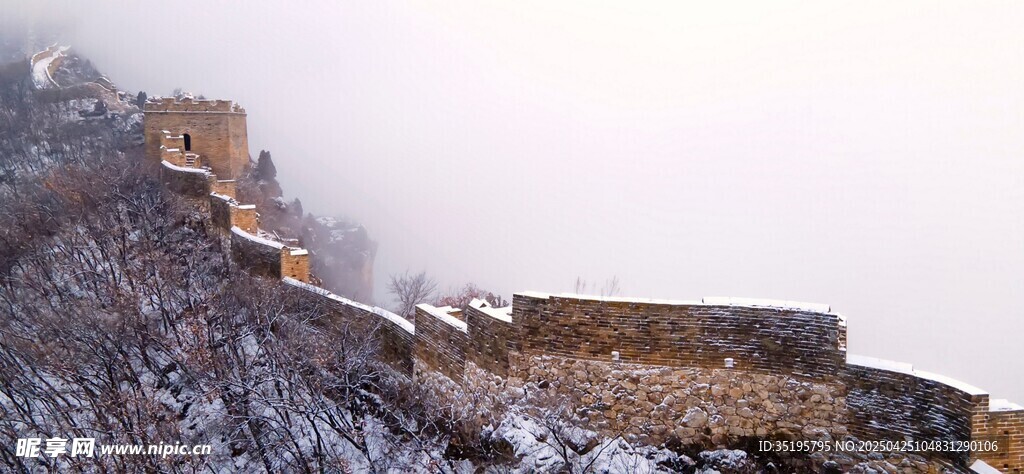雪后壮丽的古老长城