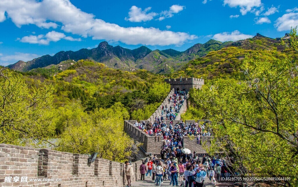 长城美景 游人漫步赏风光