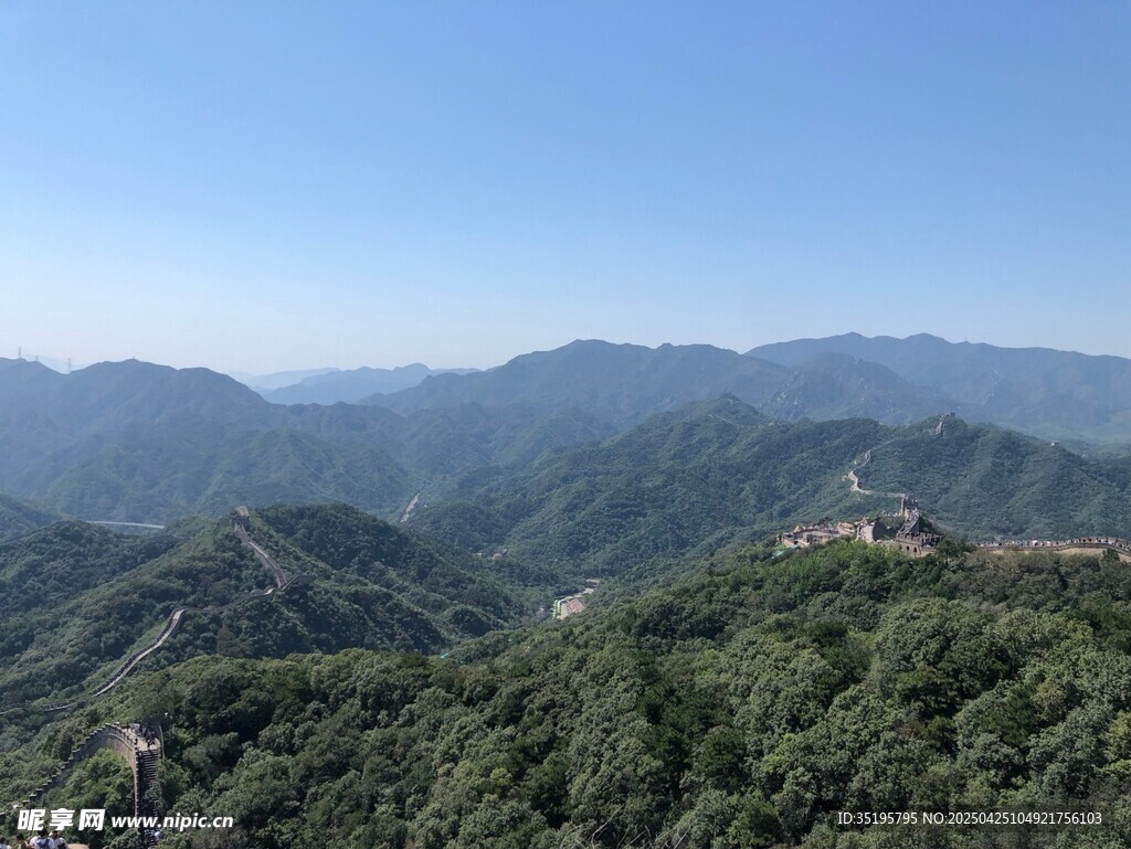 山峦叠翠的壮美自然景观