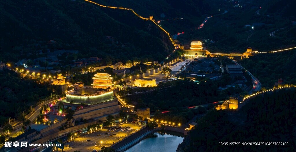 长城夜景璀璨灯火辉煌