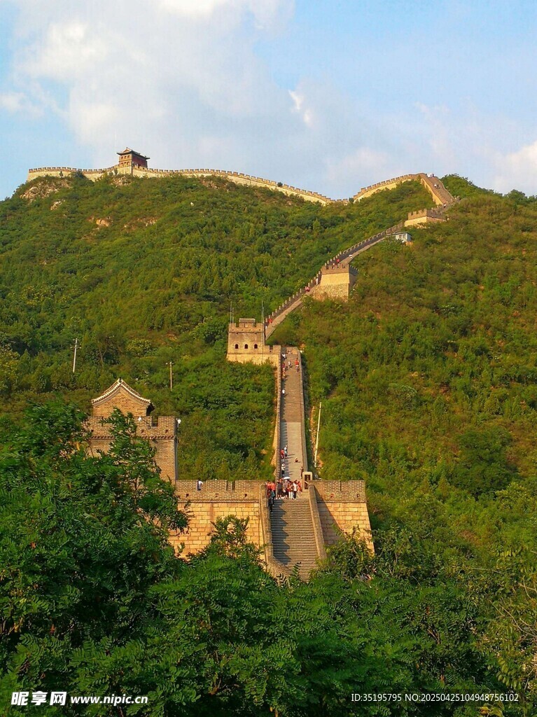 壮丽长城隐于葱郁山林间