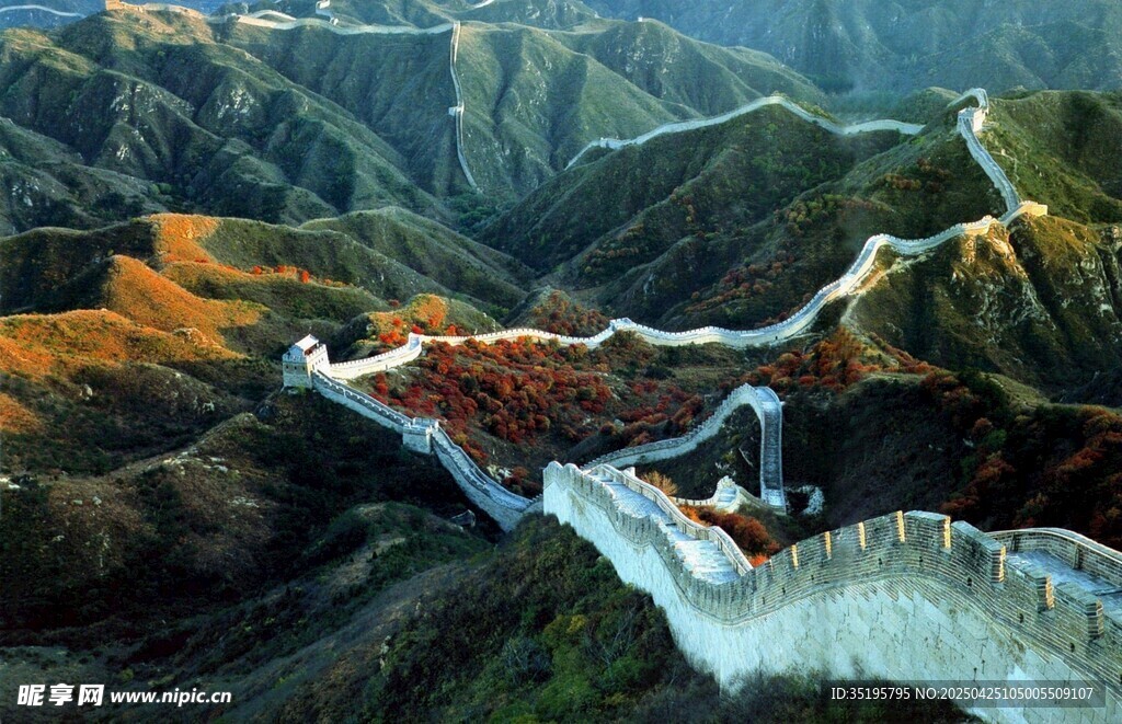 壮丽长城蜿蜒于山峦之间