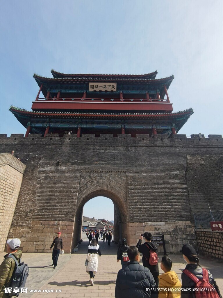 古城门下的热闹景象
