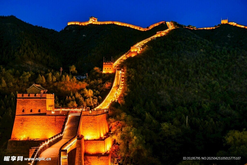 夜幕下的壮丽长城