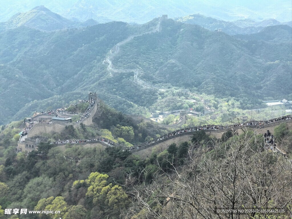 壮丽长城蜿蜒于山峦间