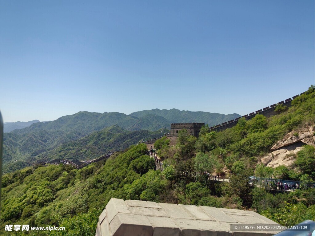 青山蓝天间的秀丽山景
