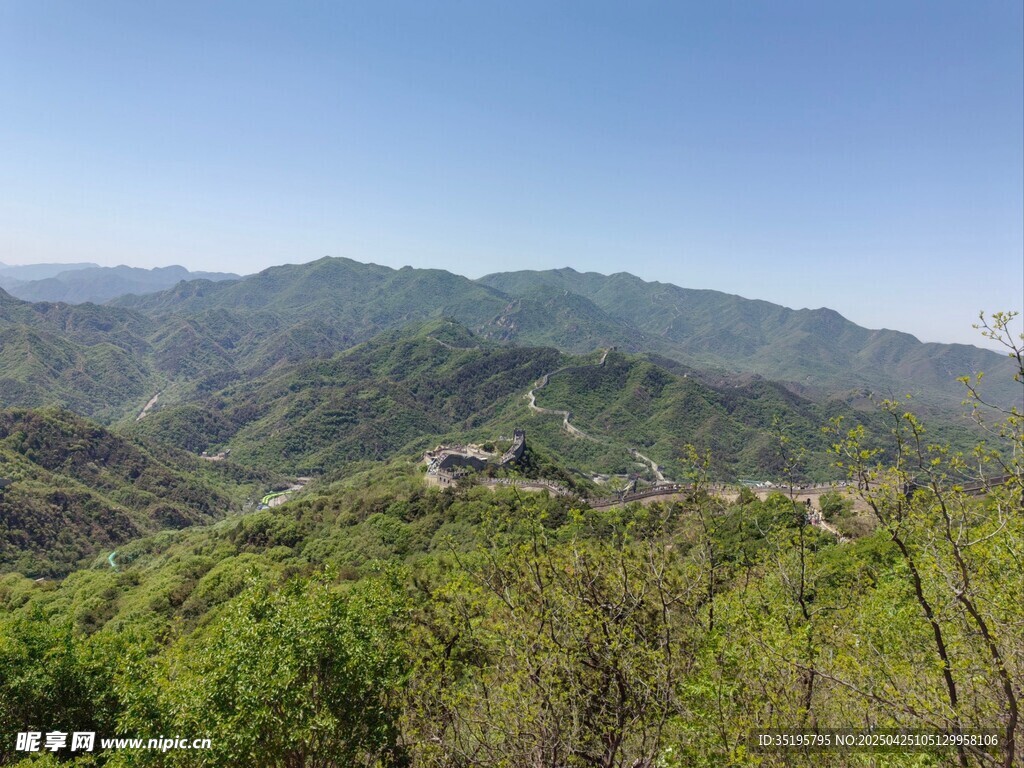 青山葱郁的壮美山景