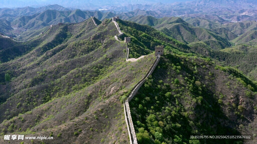 航拍蜿蜒雄伟的壮丽长城
